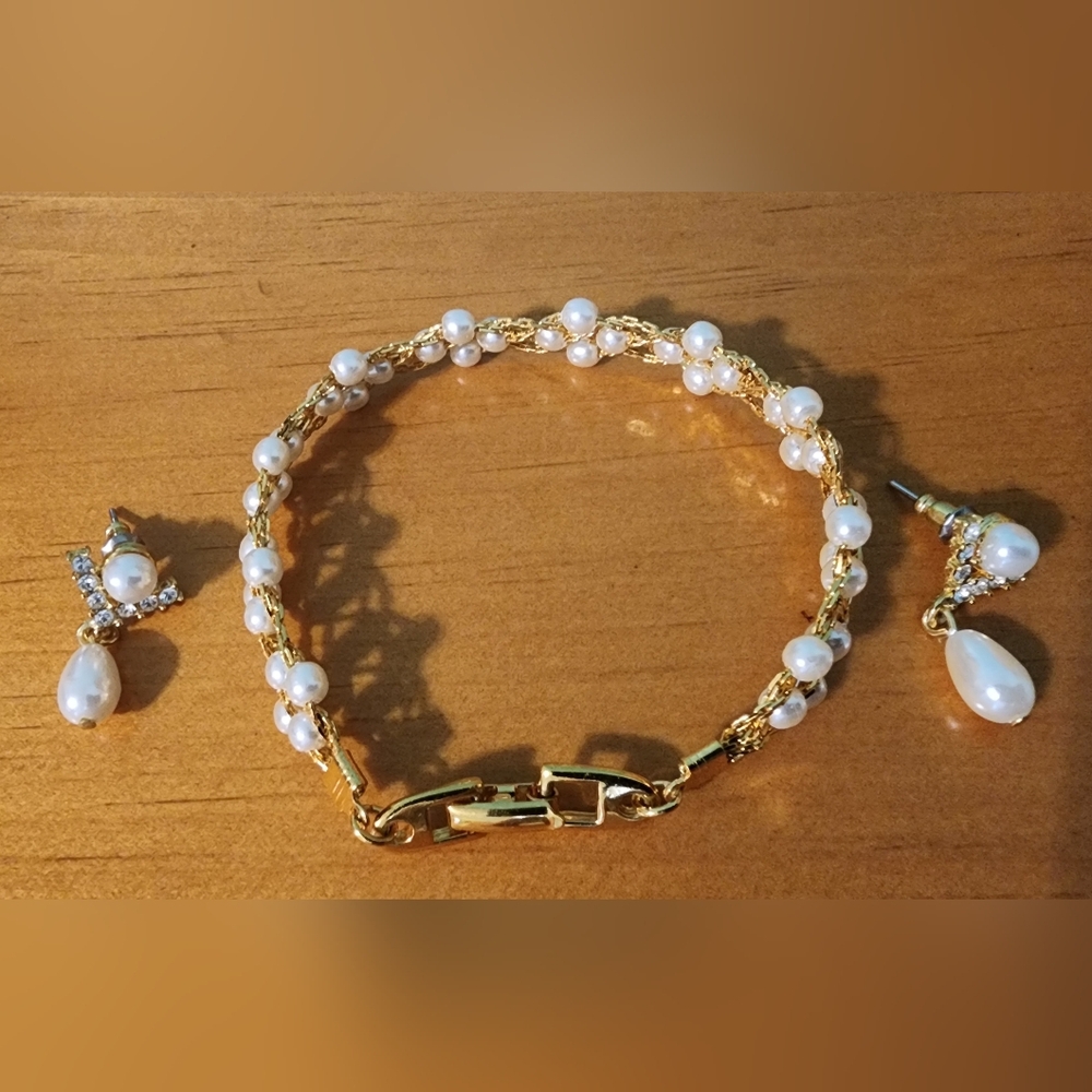 Elegant Gold and Pearl Jewelry Set